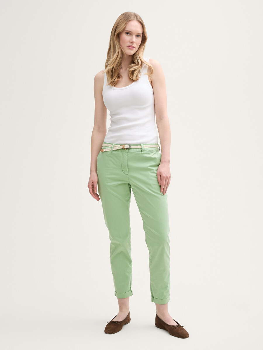 schmale chino-hose mit gürtel