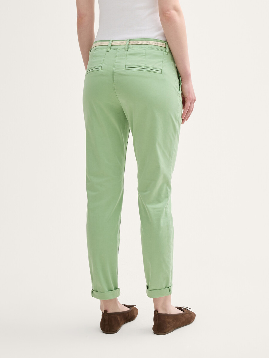 schmale chino-hose mit gürtel