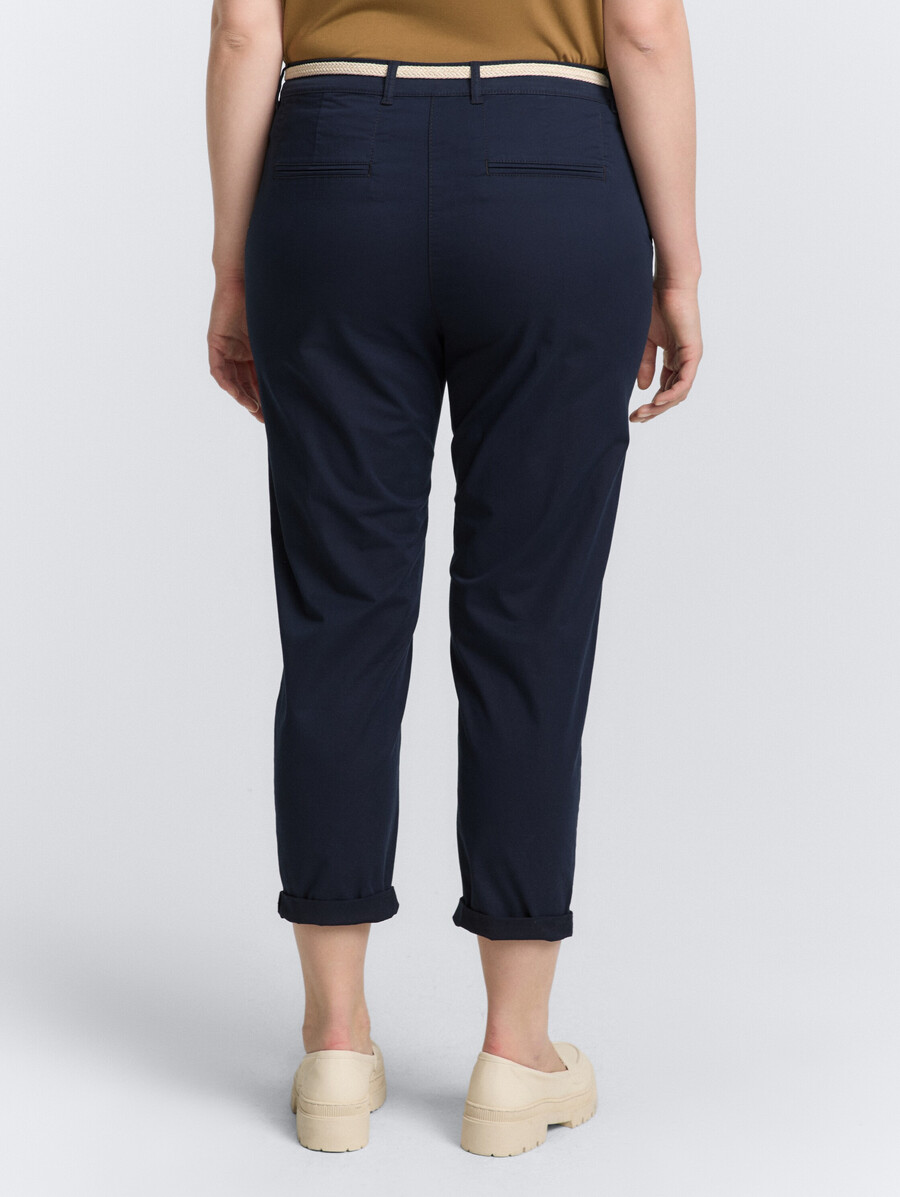 plus size – schmale chino-hose mit gürtel