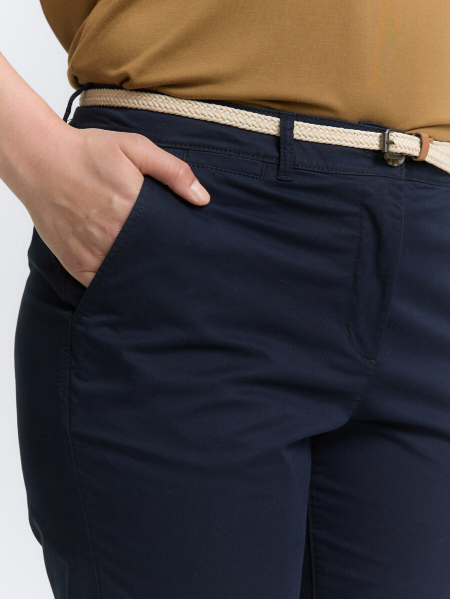 plus size – schmale chino-hose mit gürtel
