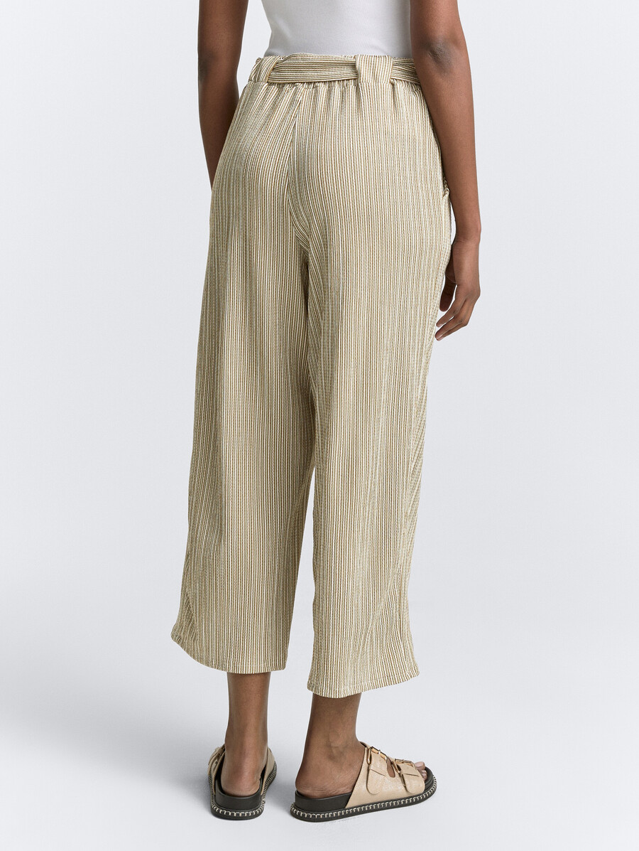 hochtaillierte culotte-hose mit bindegürtel