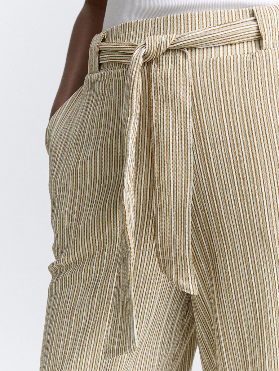 hochtaillierte culotte-hose mit bindegürtel