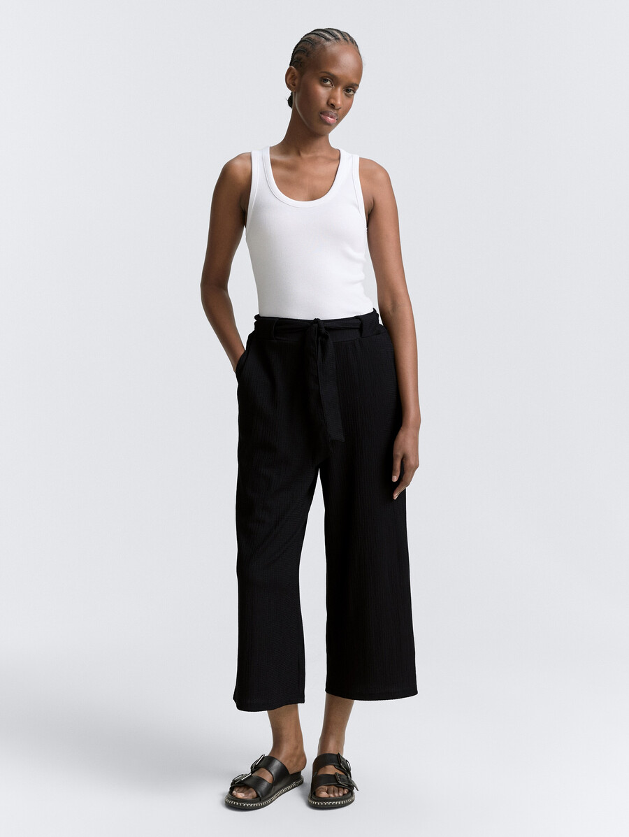 hochtaillierte culotte-hose mit bindegürtel
