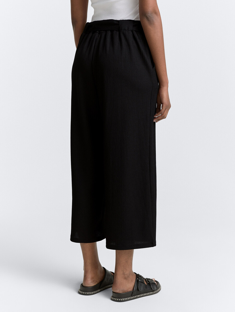 hochtaillierte culotte-hose mit bindegürtel