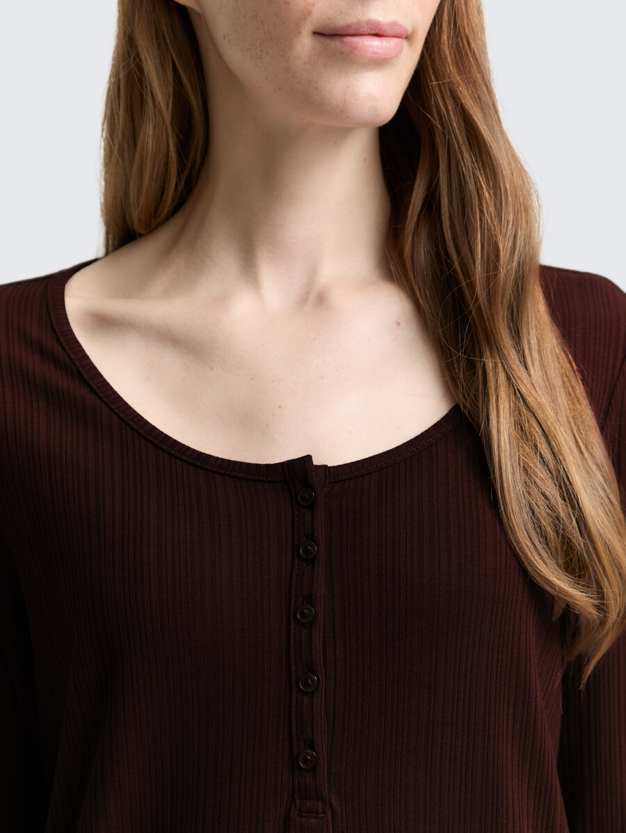 schmal geschnittenes henley-langarmhemd