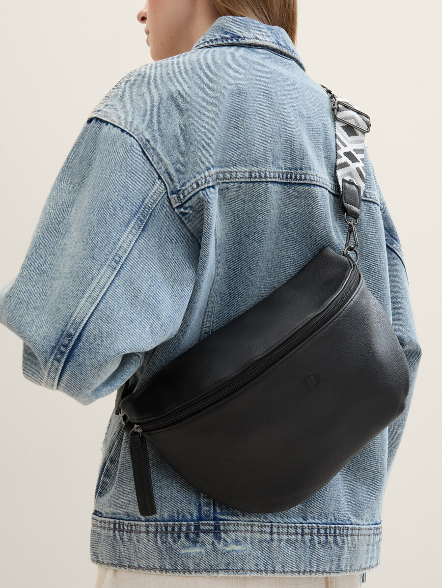 ttmena m schultertasche mit gemustertem gewebtem riemen