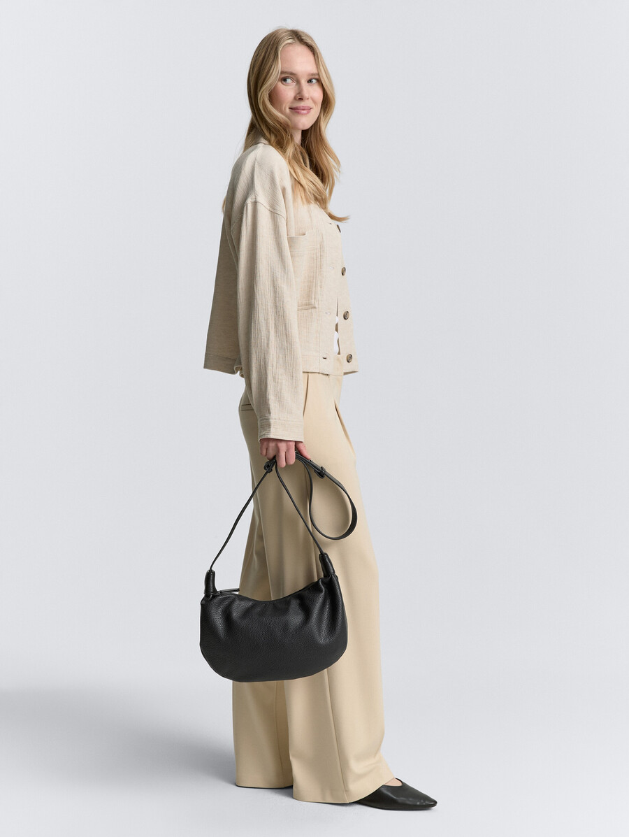 ttliliana m schultertasche mit kleinem geprägtem logo
