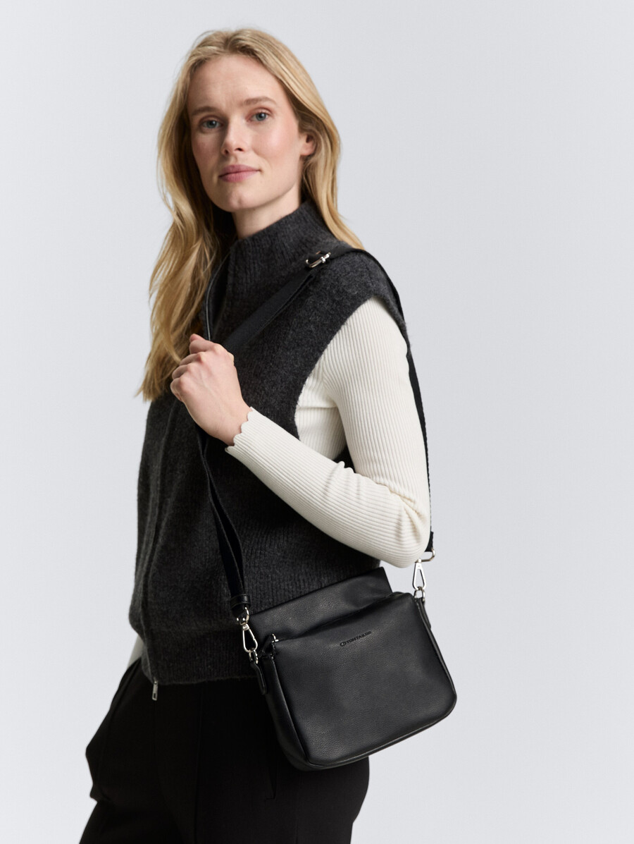 ttrella s schultertasche mit kleiner klappe und geprägtem logo