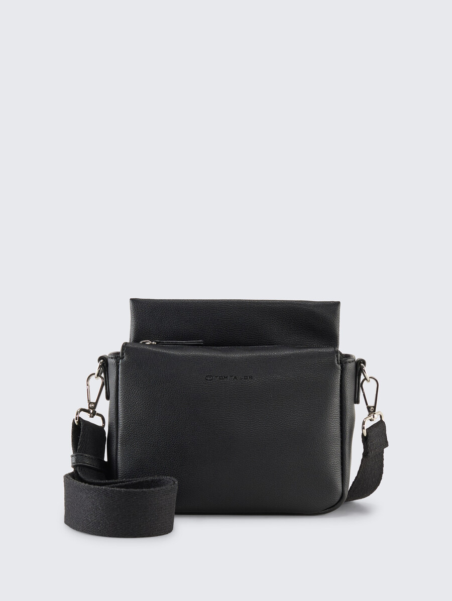 ttrella s schultertasche mit kleiner klappe und geprägtem logo