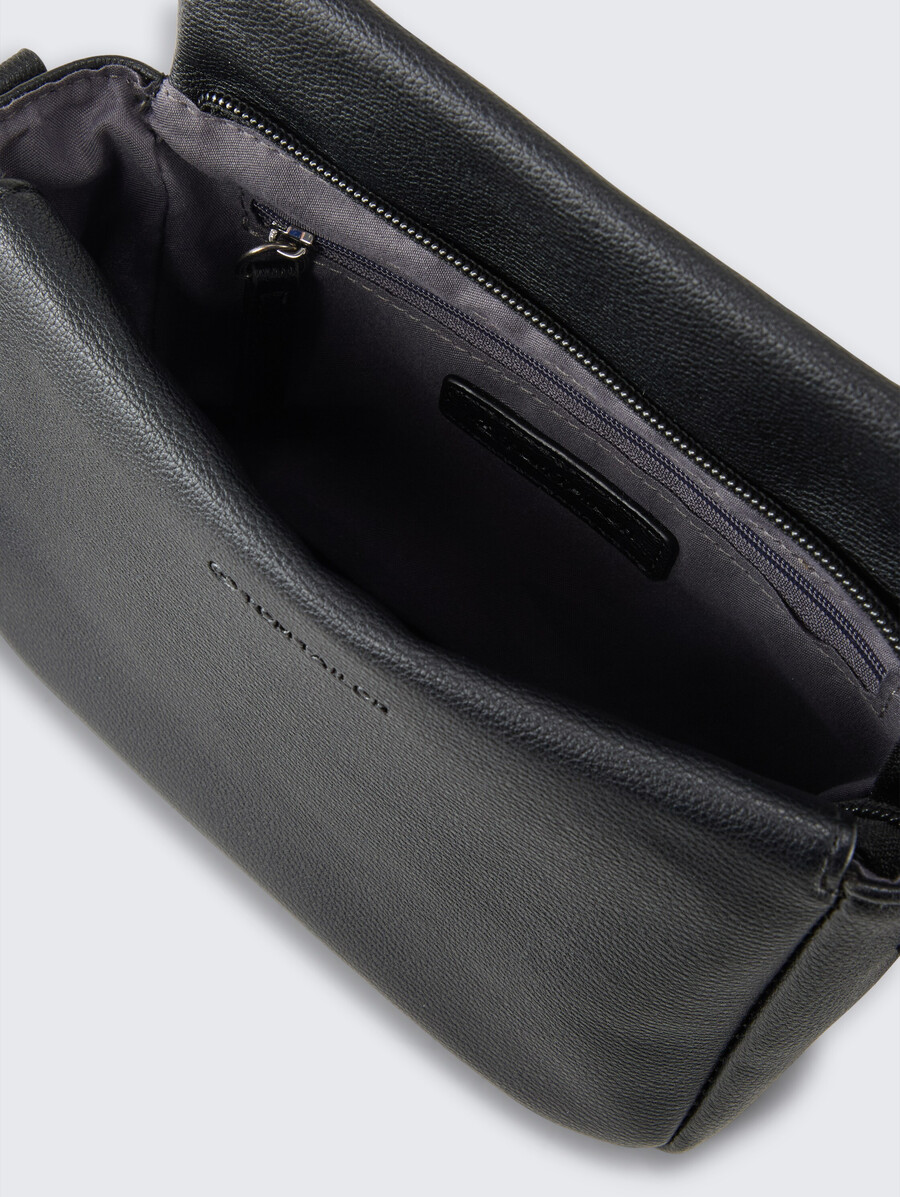 ttrella s schultertasche mit kleiner klappe und geprägtem logo