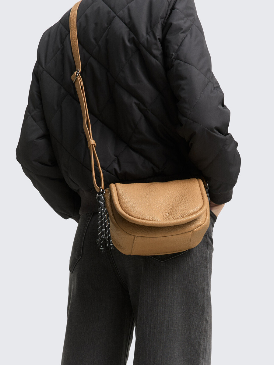 ttfinna m schultertasche mit dekorativem anhänger