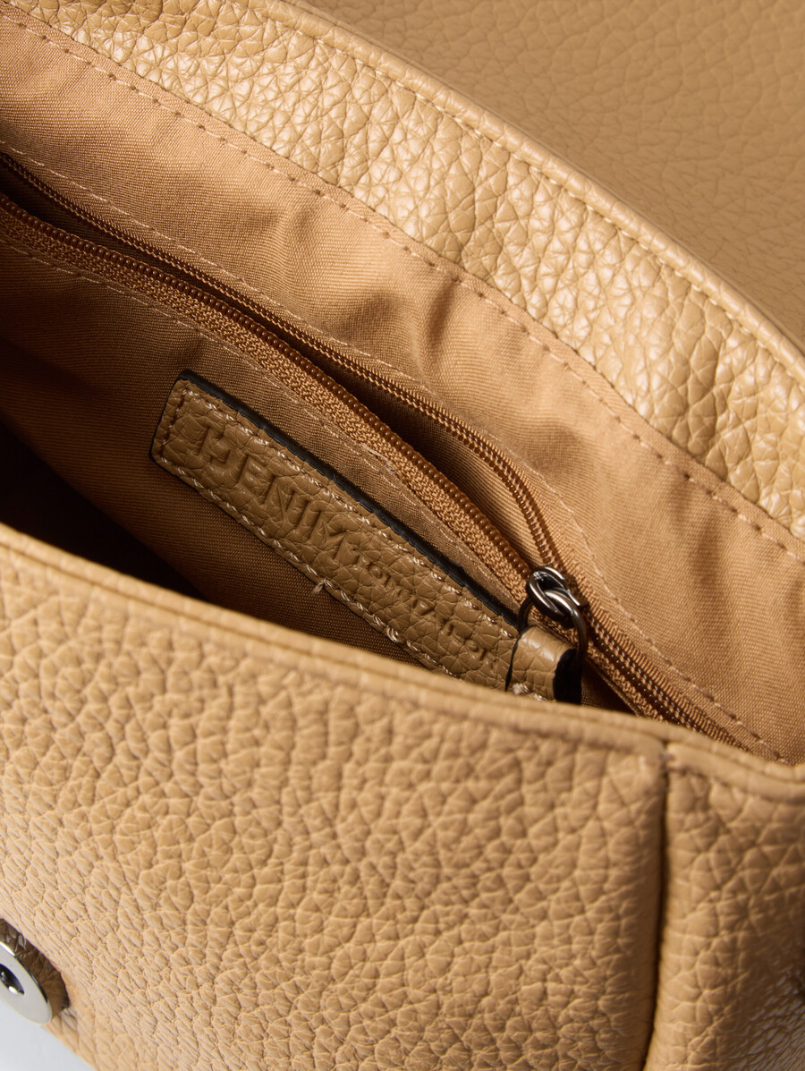 ttfinna m schultertasche mit dekorativem anhänger