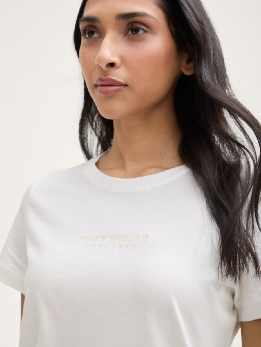 t-shirt mit logostickerei