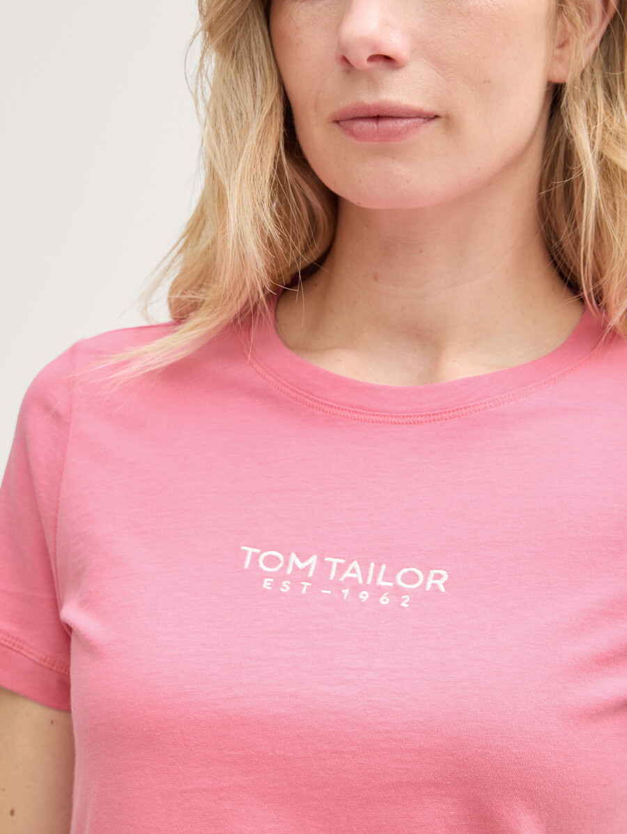t-shirt mit logostickerei