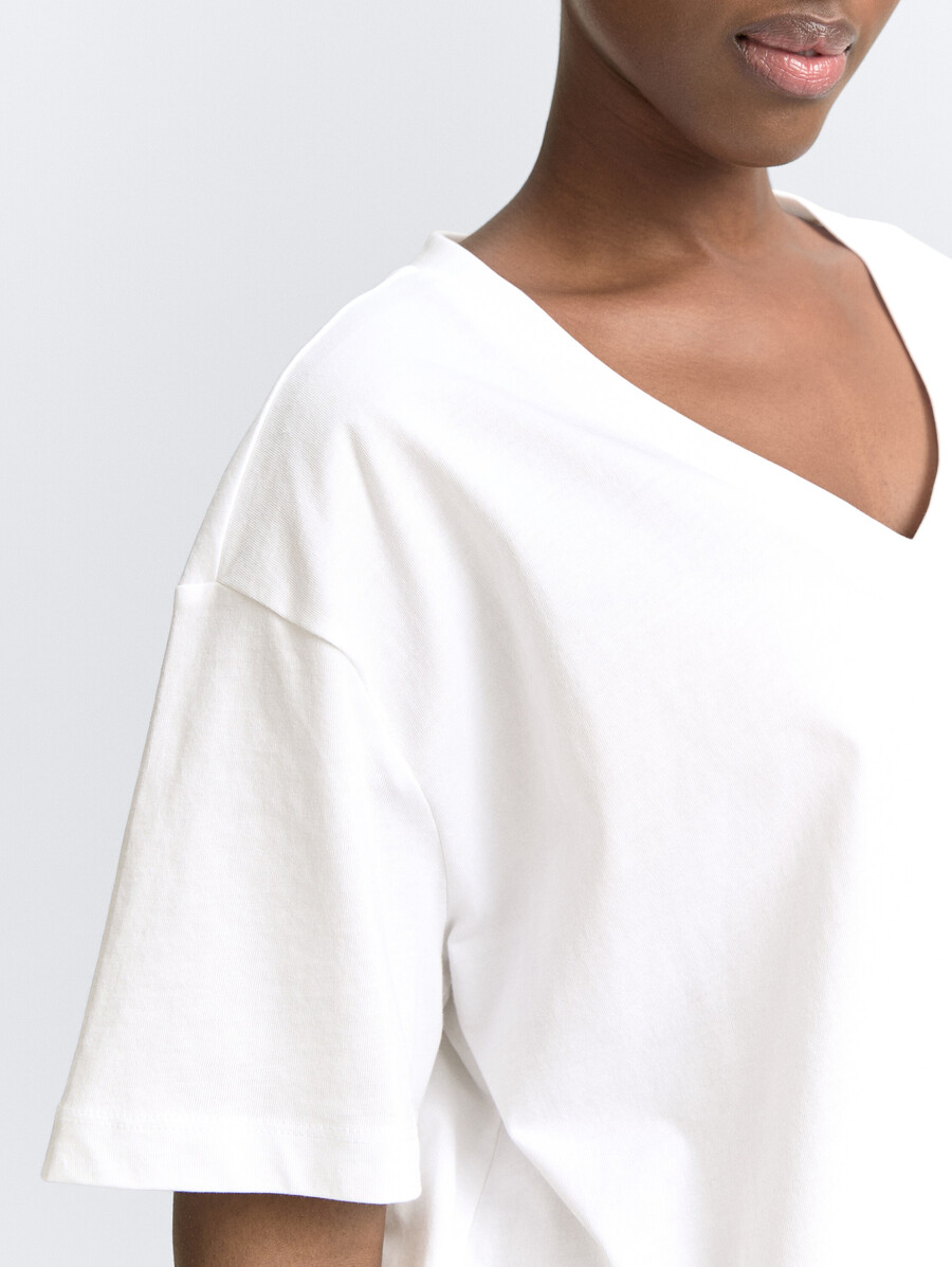 kastenförmig geschnittenes t-shirt mit v-ausschnitt