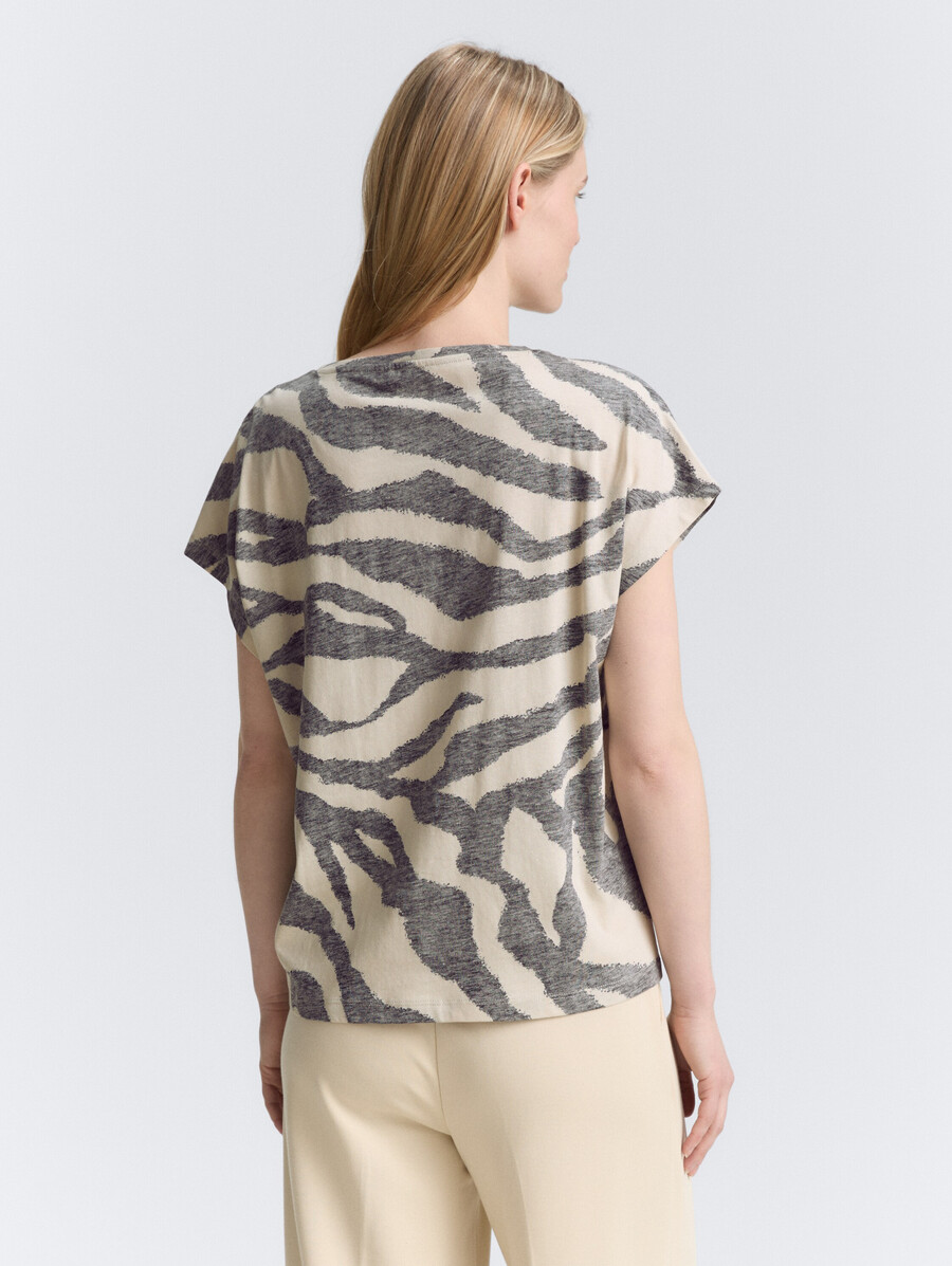 t-shirt mit nach innen gekehrtem druck