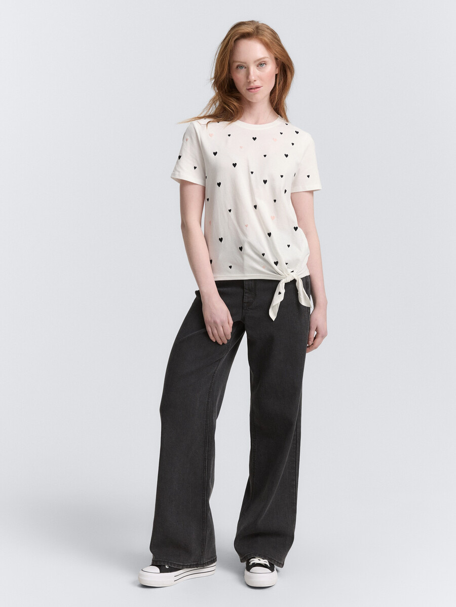 t-shirt mit herzstickerei