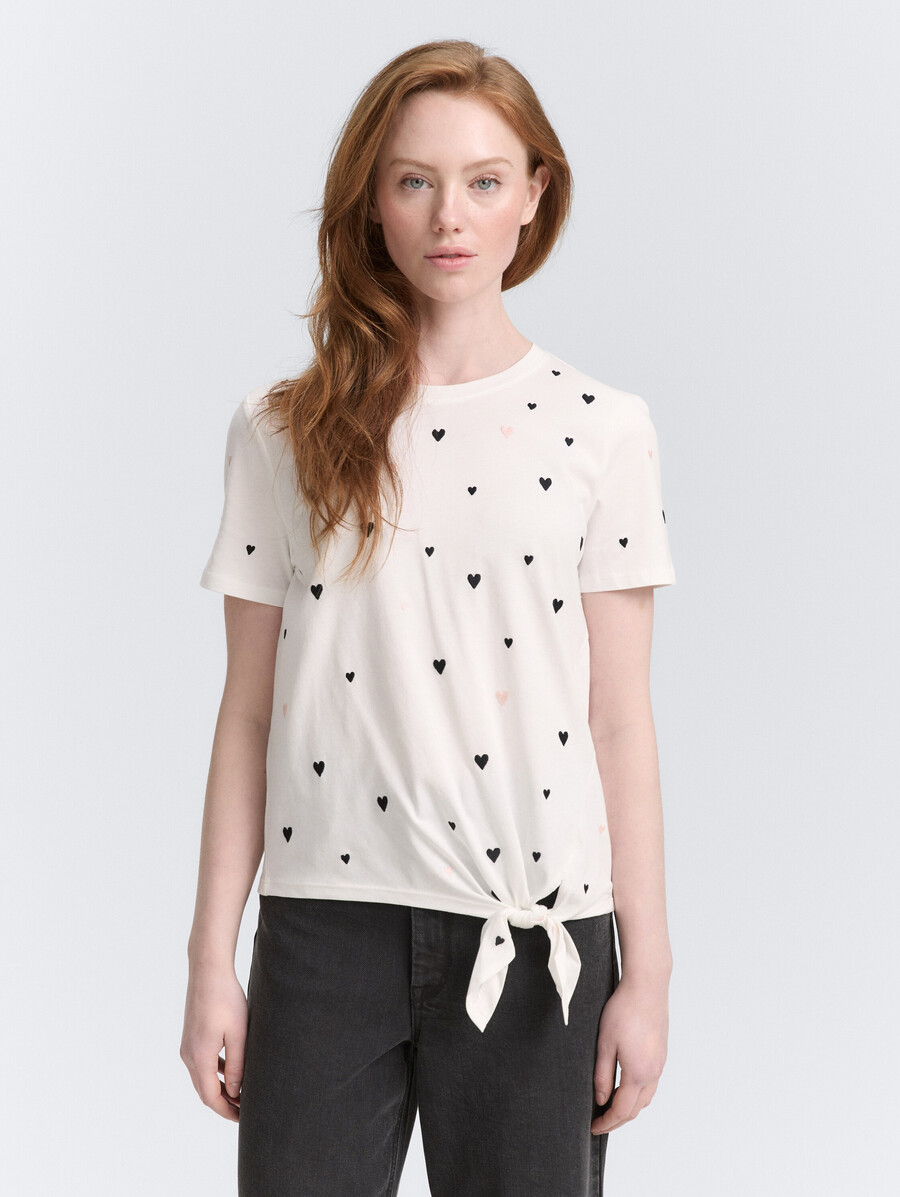 t-shirt mit herzstickerei