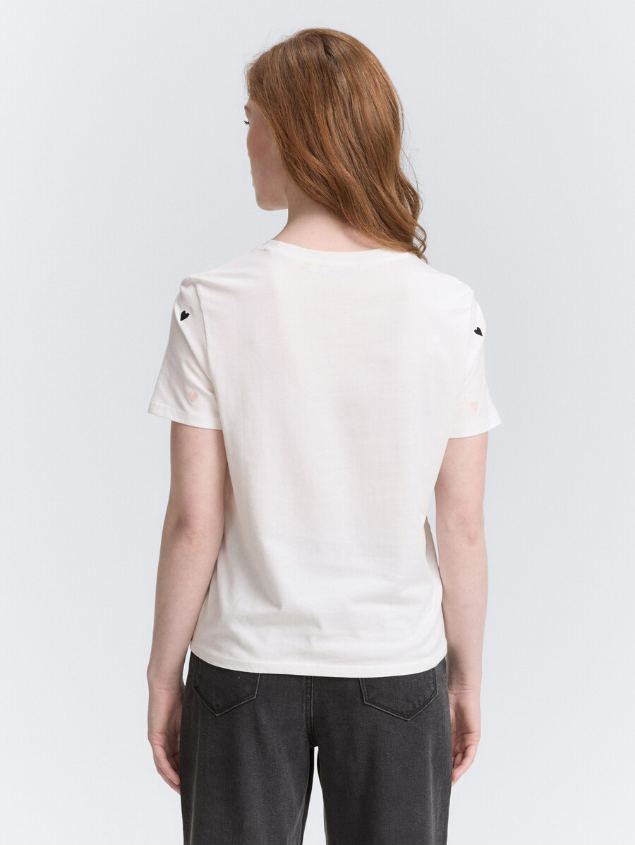 t-shirt mit herzstickerei