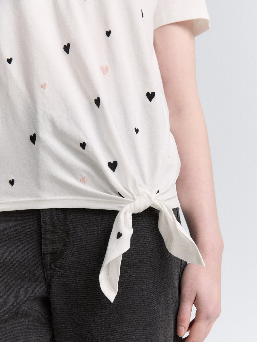 t-shirt mit herzstickerei