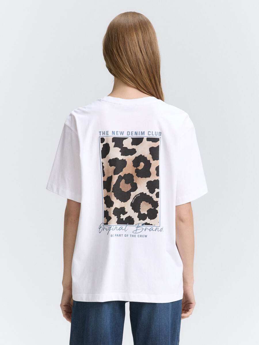 Übergroßes t-shirt mit rückendruck
