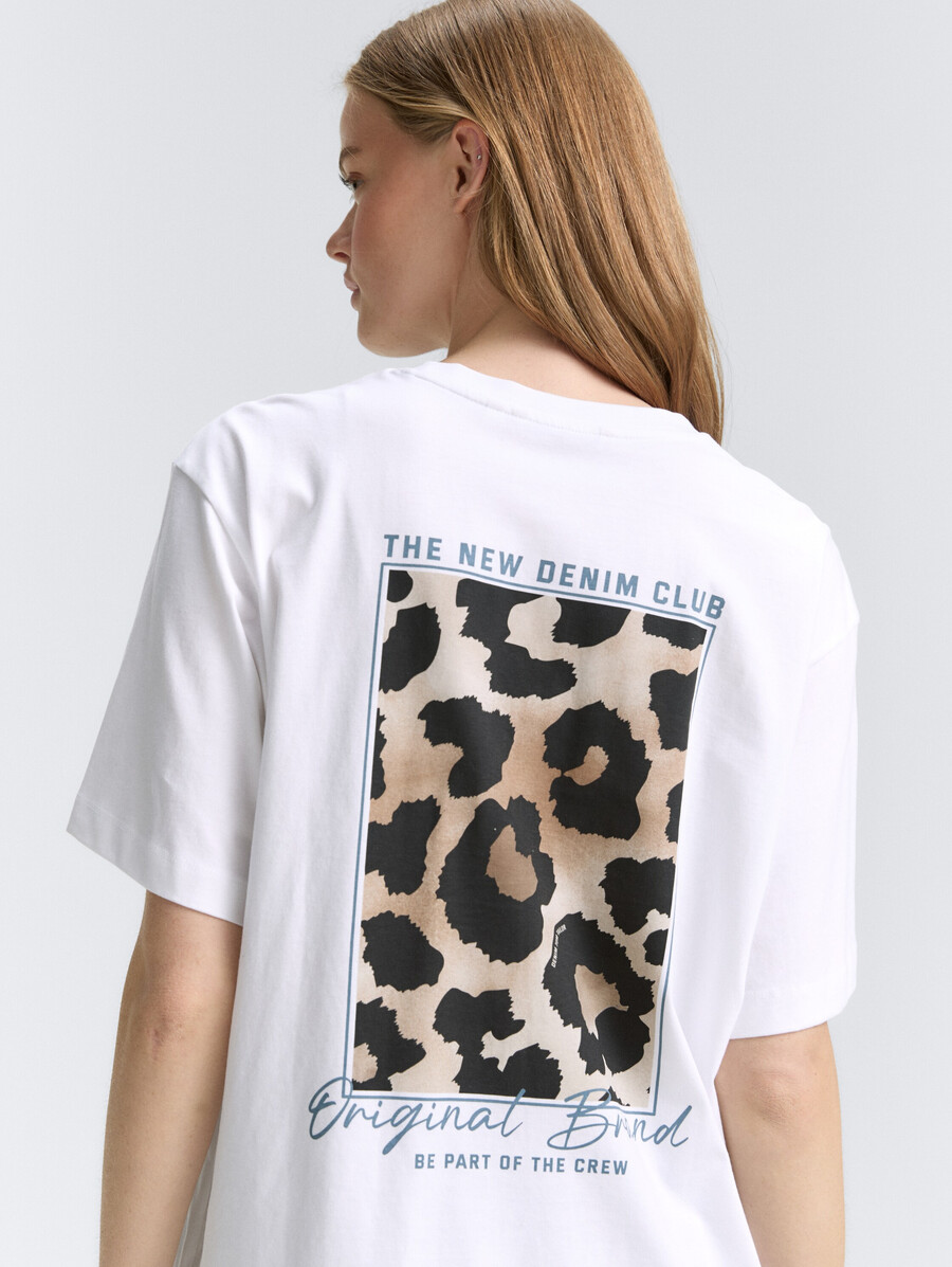 Übergroßes t-shirt mit rückendruck