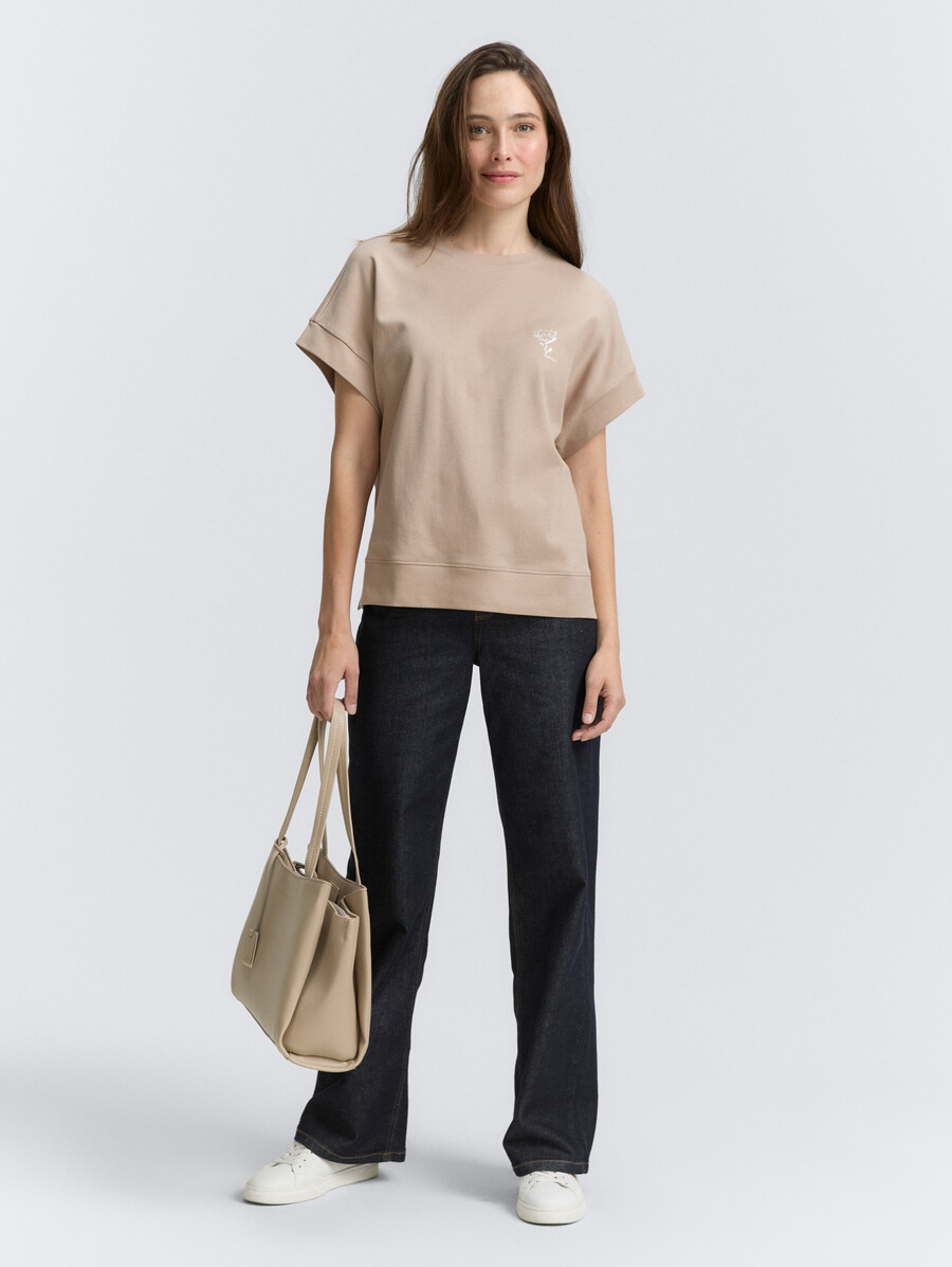 locker geschnittenes t-shirt mit aufdruck
