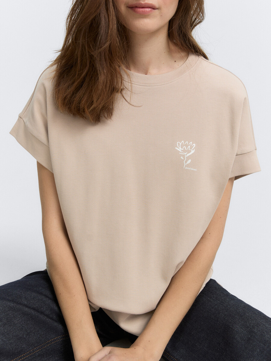 locker geschnittenes t-shirt mit aufdruck