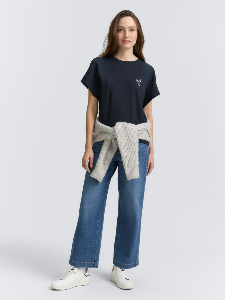 locker geschnittenes t-shirt mit aufdruck