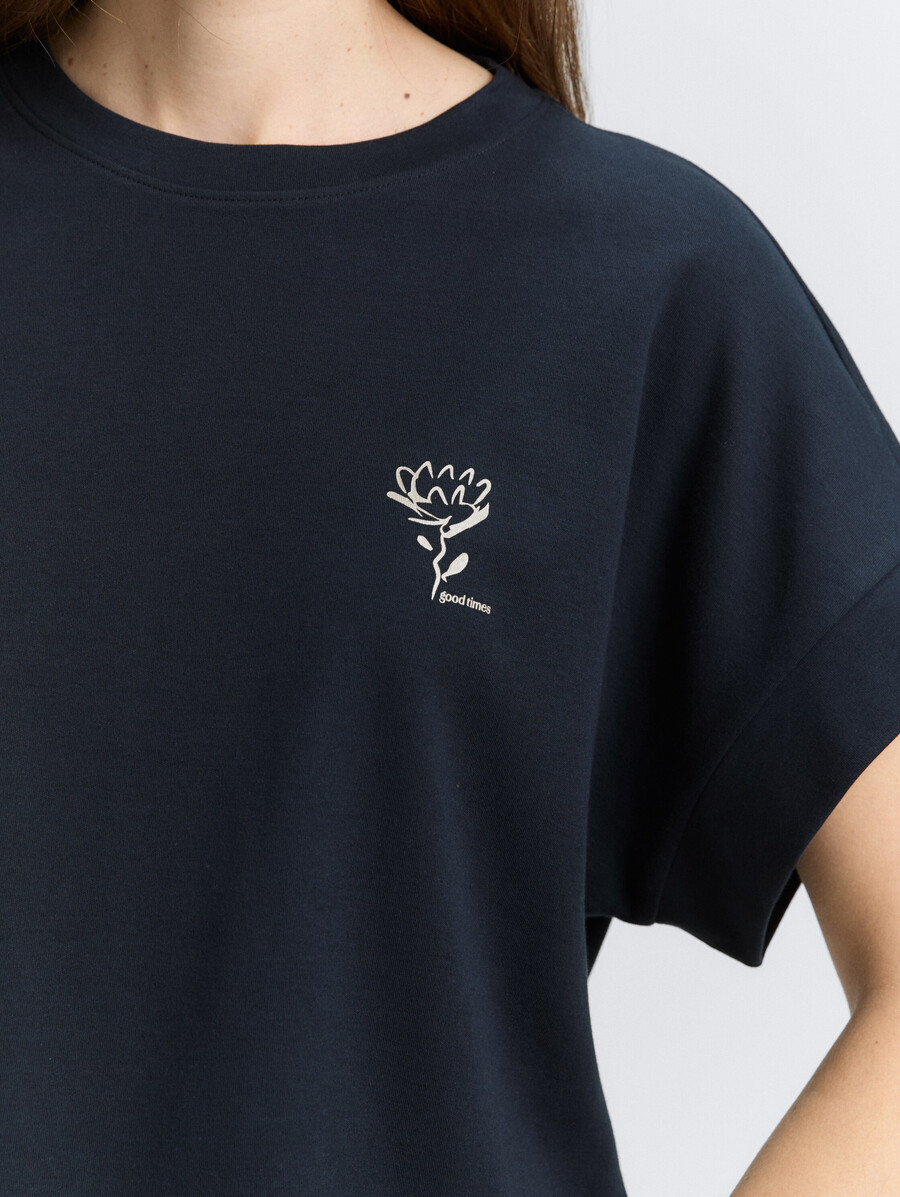 locker geschnittenes t-shirt mit aufdruck