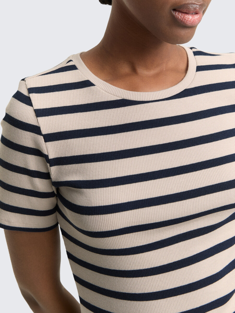 schmal geschnittenes t-shirt mit streifenmuster