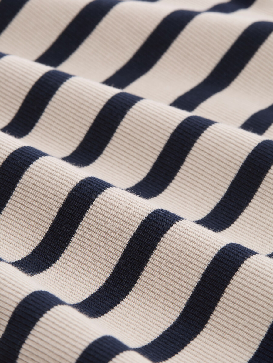 schmal geschnittenes t-shirt mit streifenmuster