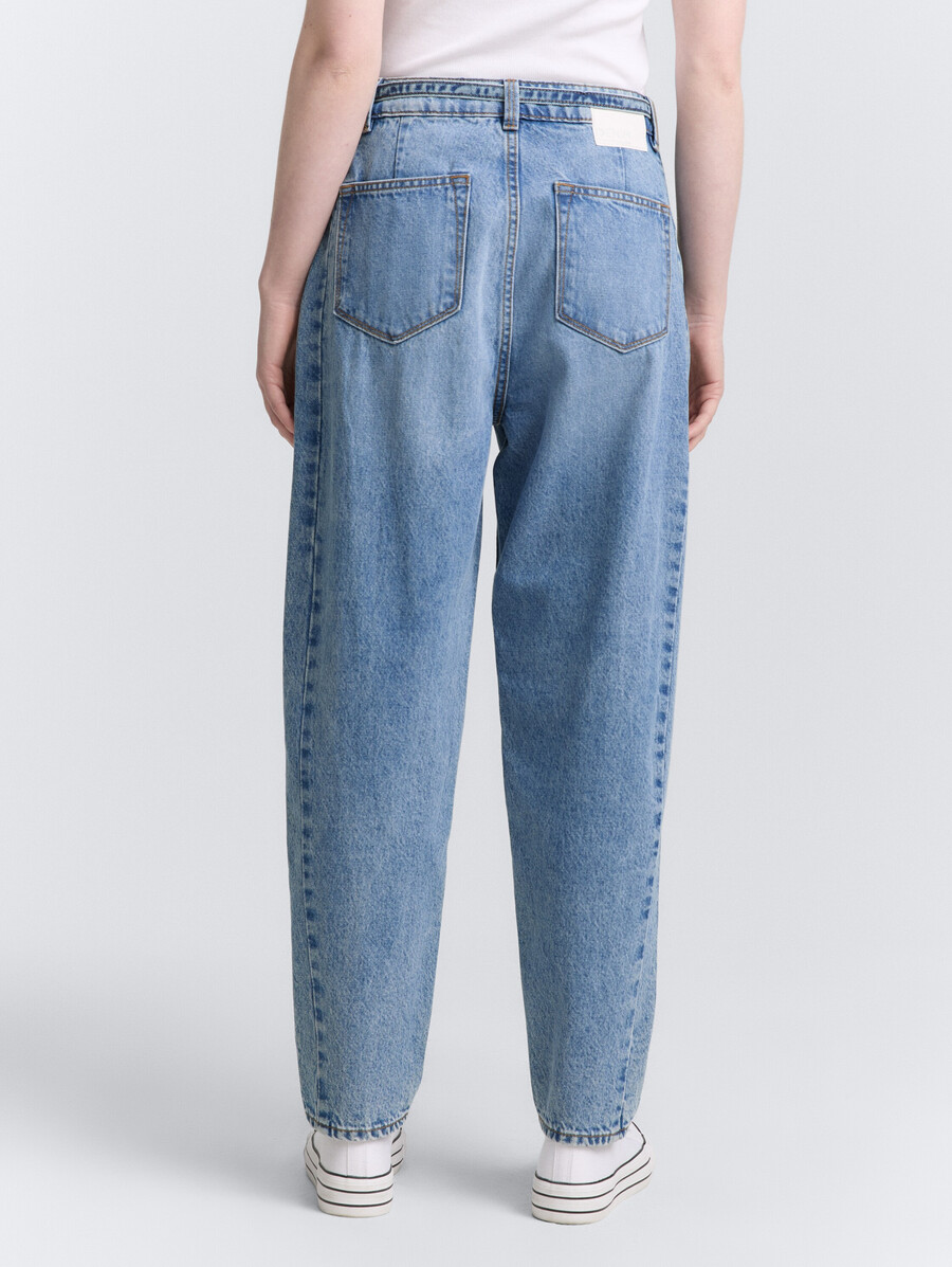 ttadea barrel jeans mit gürtel