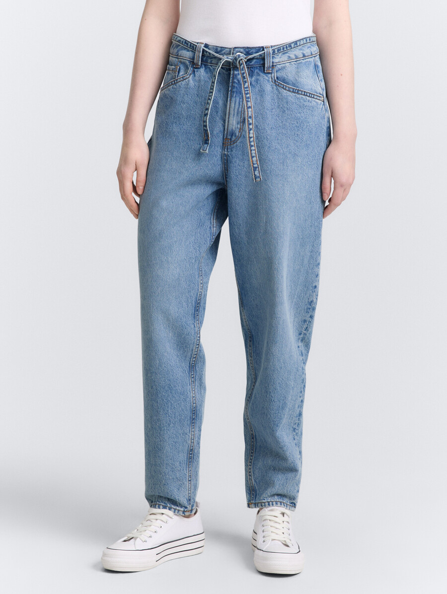 ttadea barrel jeans mit gürtel