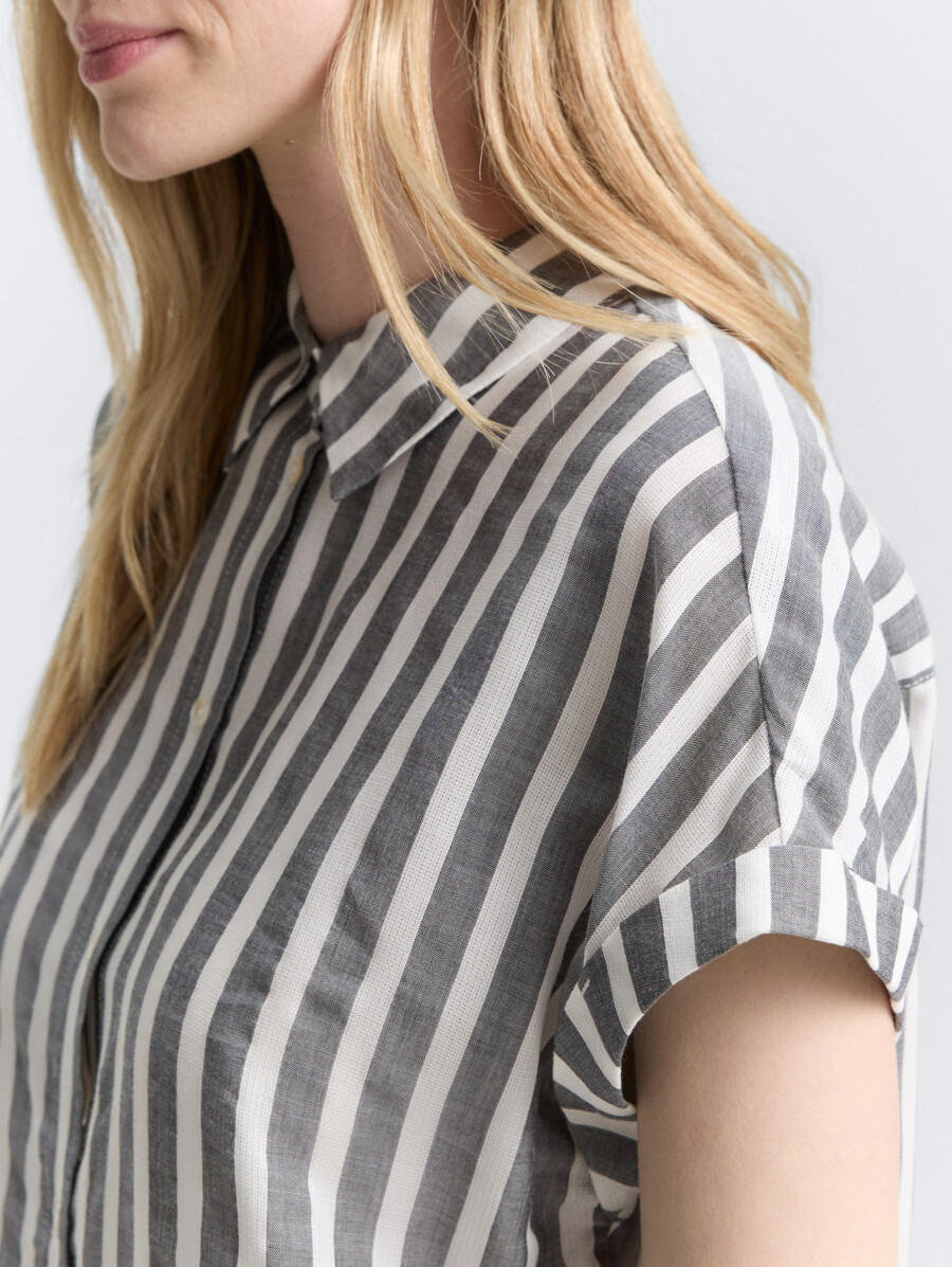 locker geschnittene bluse mit streifenmuster