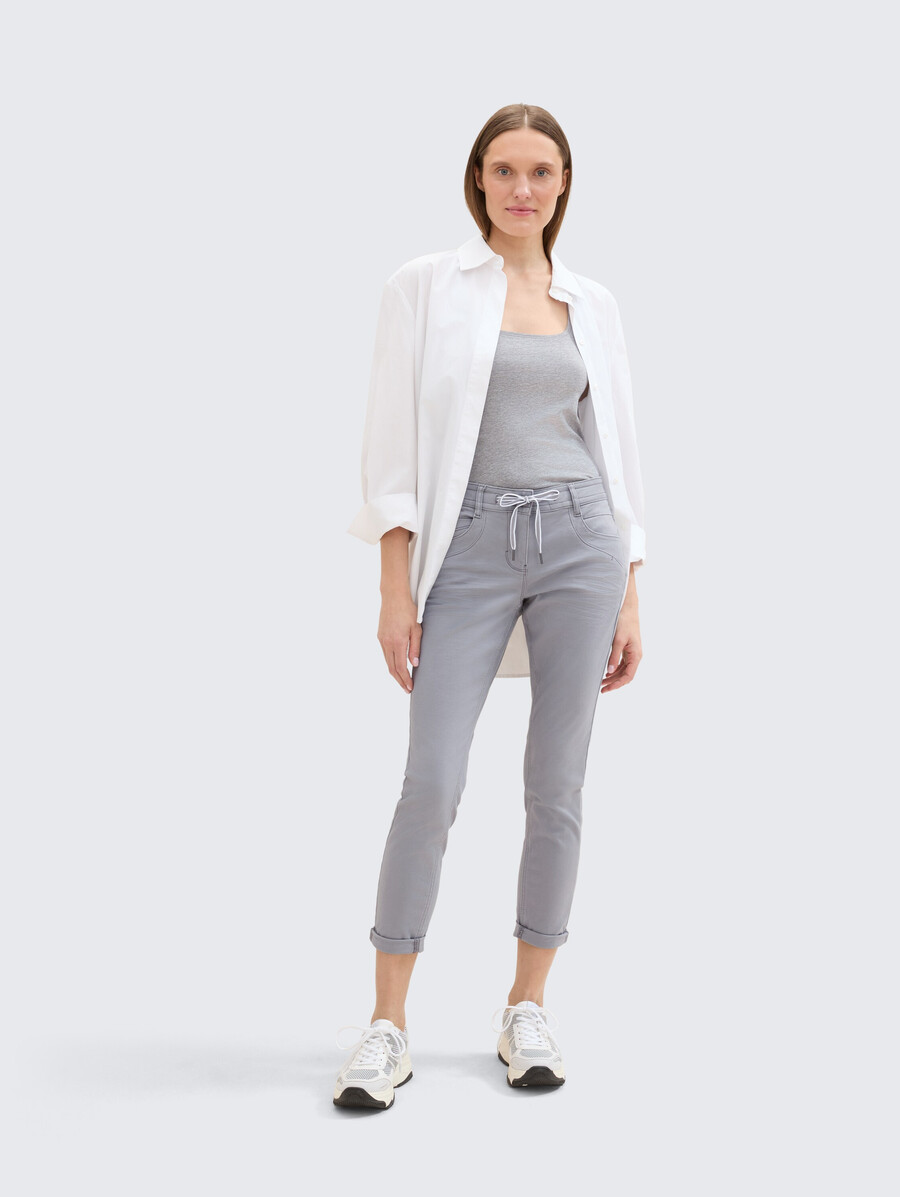 schmal zulaufende locker sitzende hose