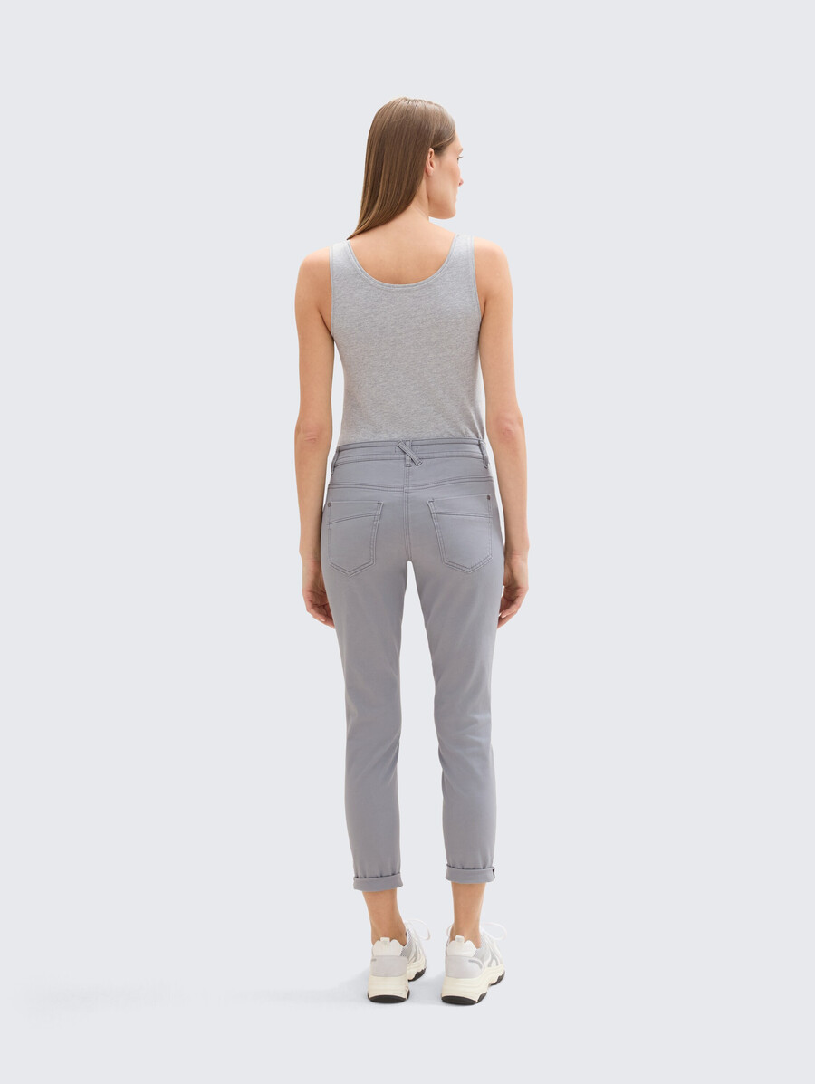 schmal zulaufende locker sitzende hose