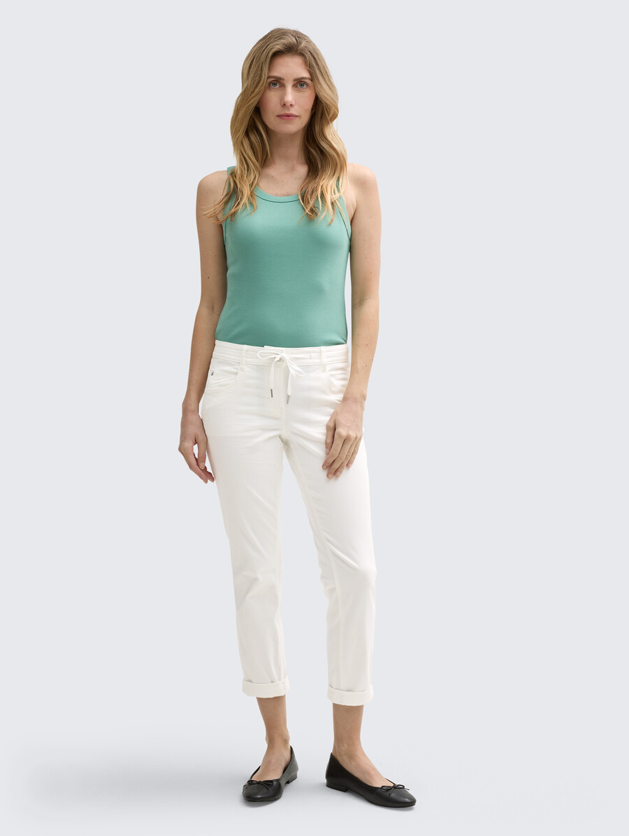 schmal zulaufende locker sitzende hose