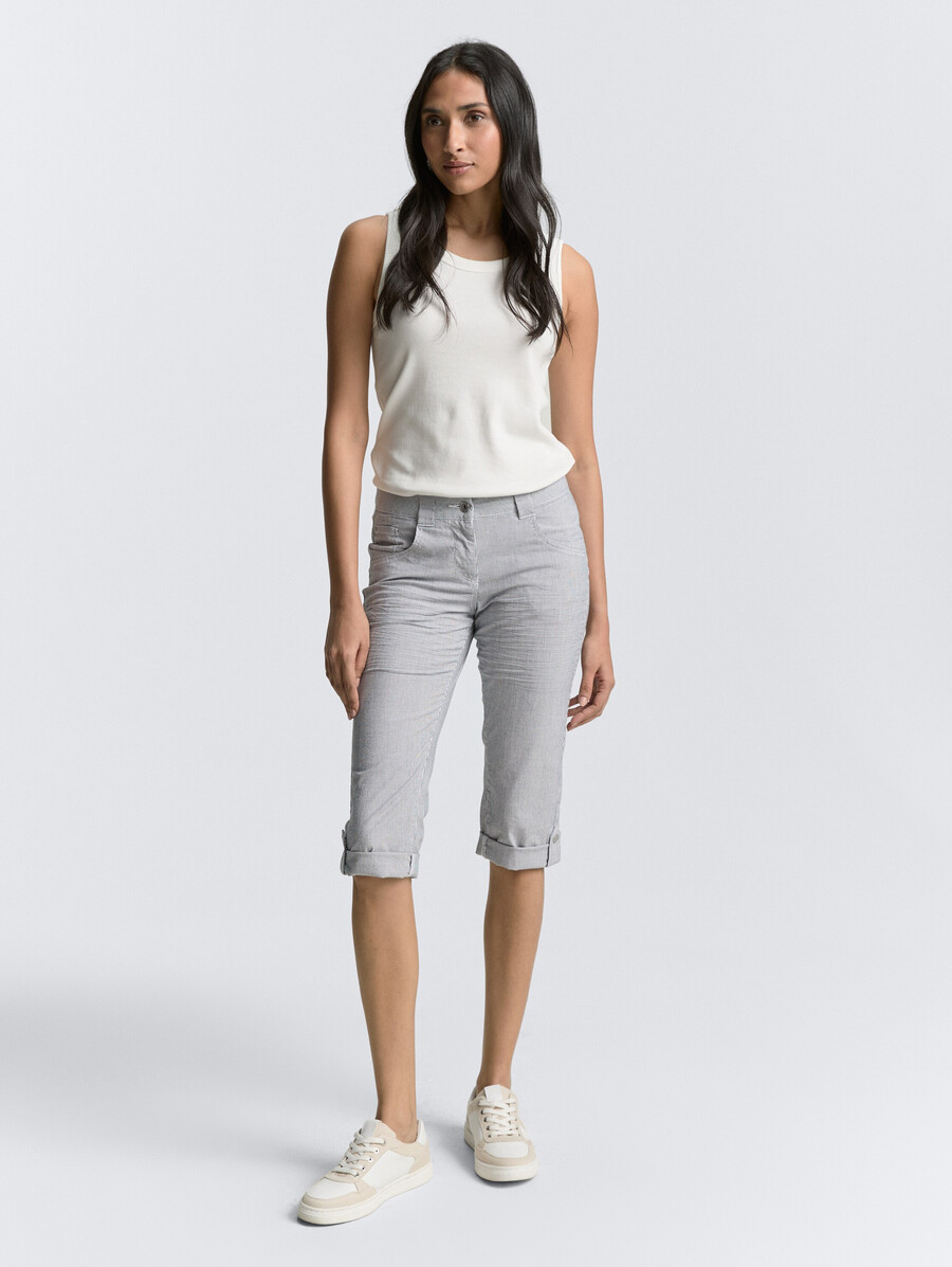 schmal zulaufende locker sitzende caprihose