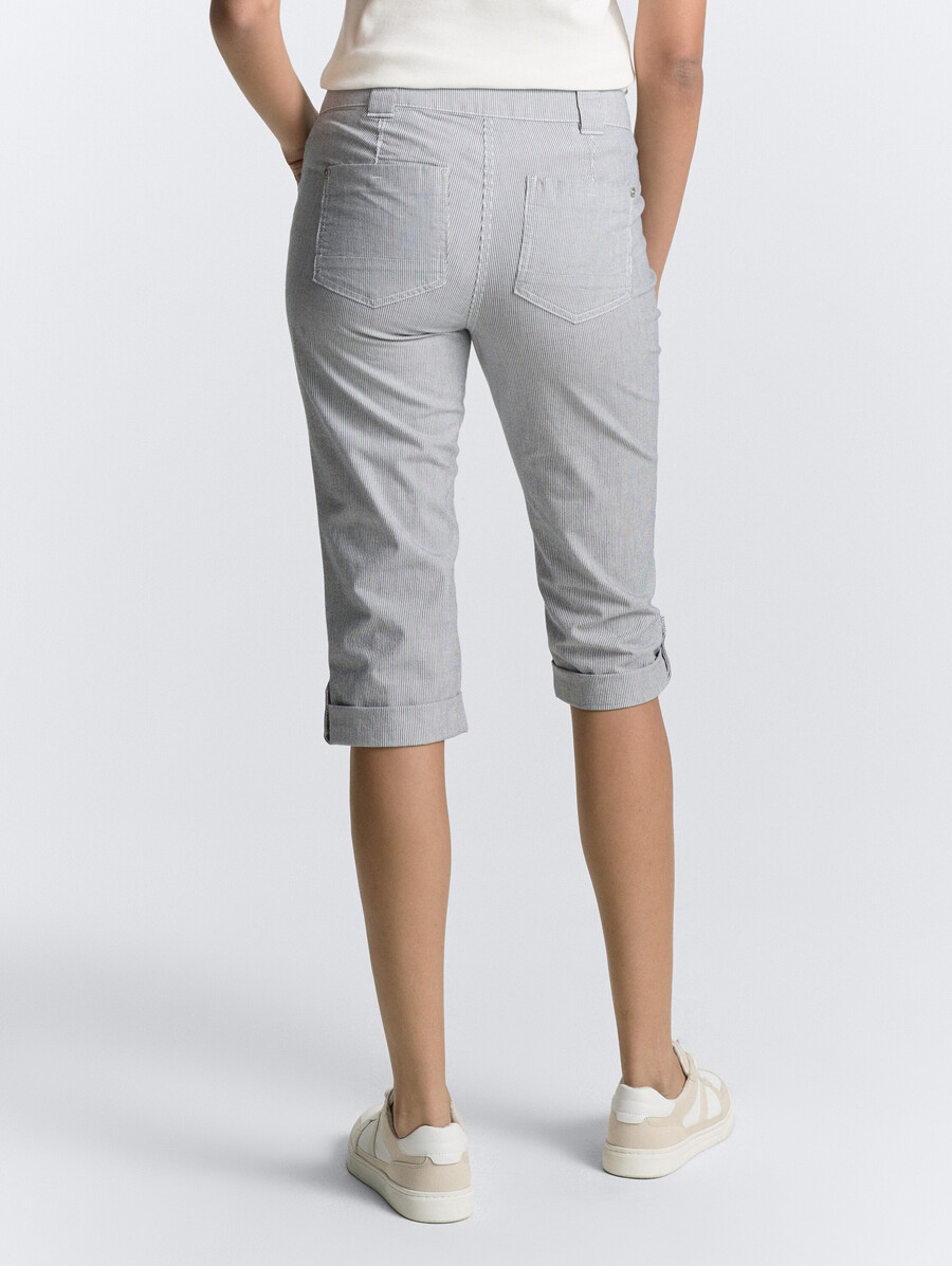 schmal zulaufende locker sitzende caprihose