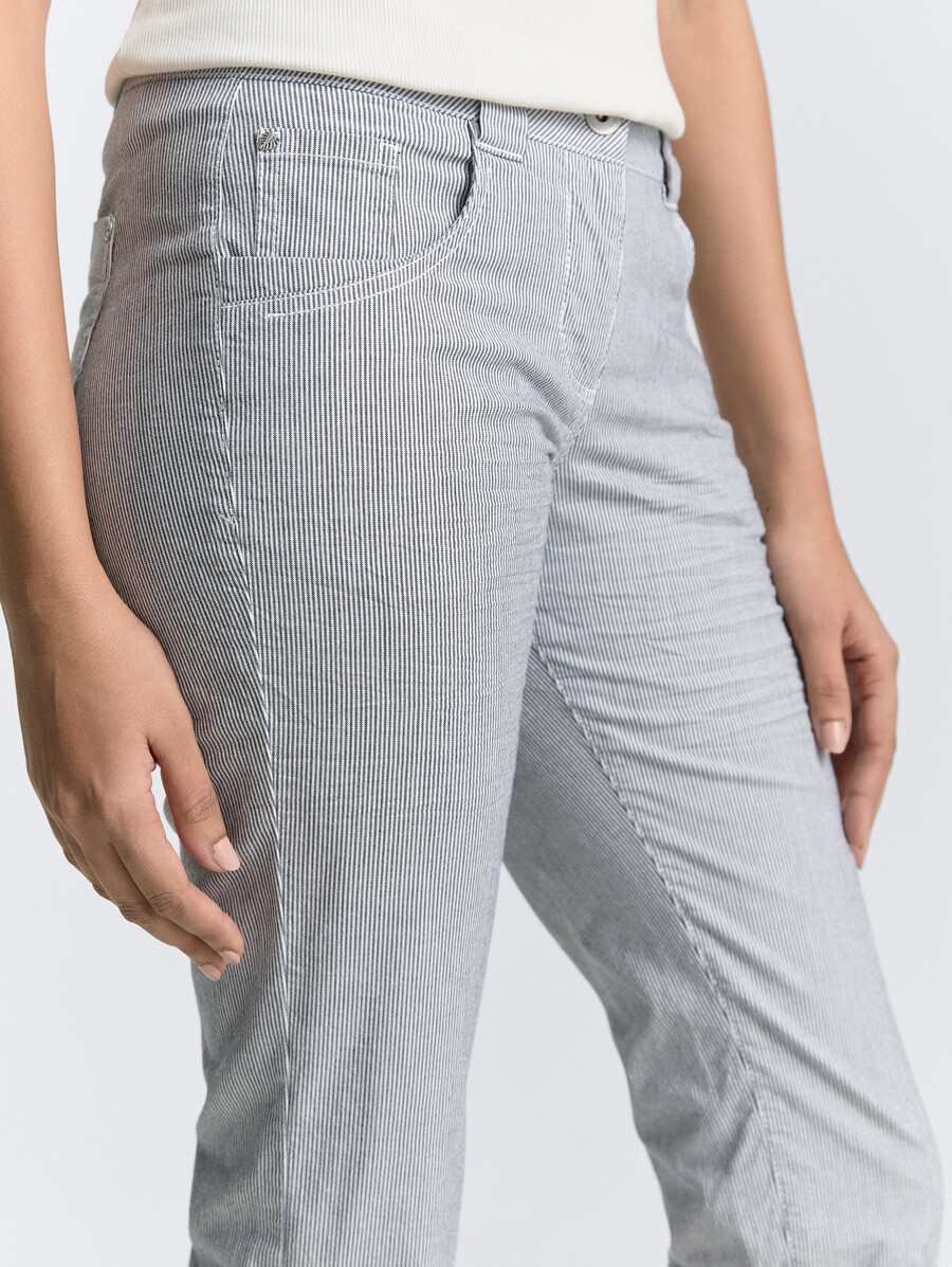 schmal zulaufende locker sitzende caprihose