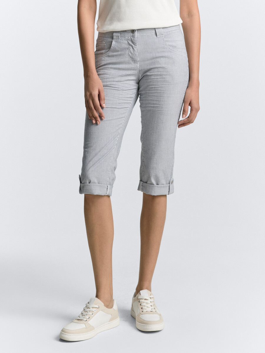schmal zulaufende locker sitzende caprihose