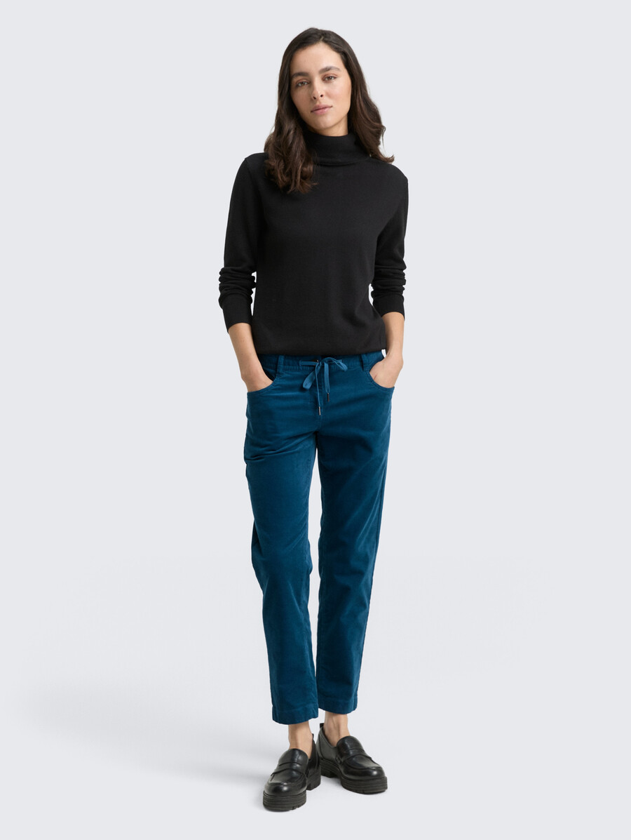 schmal zulaufende locker sitzende cordhose