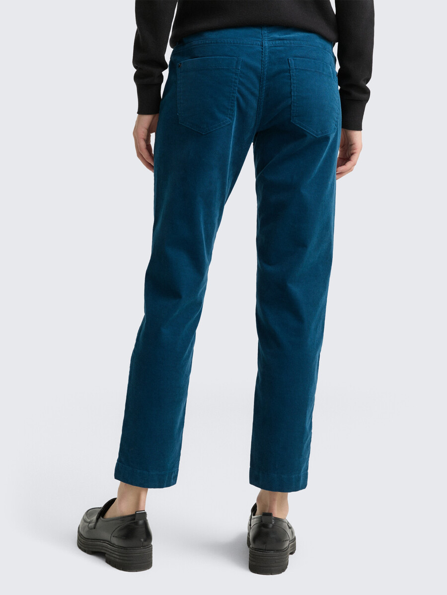 schmal zulaufende locker sitzende cordhose