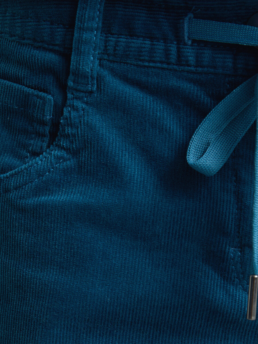 schmal zulaufende locker sitzende cordhose