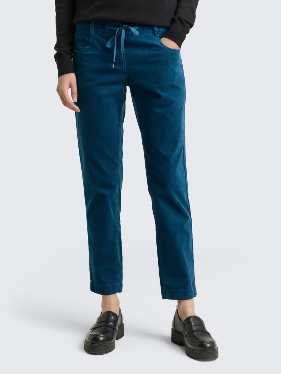 schmal zulaufende locker sitzende cordhose