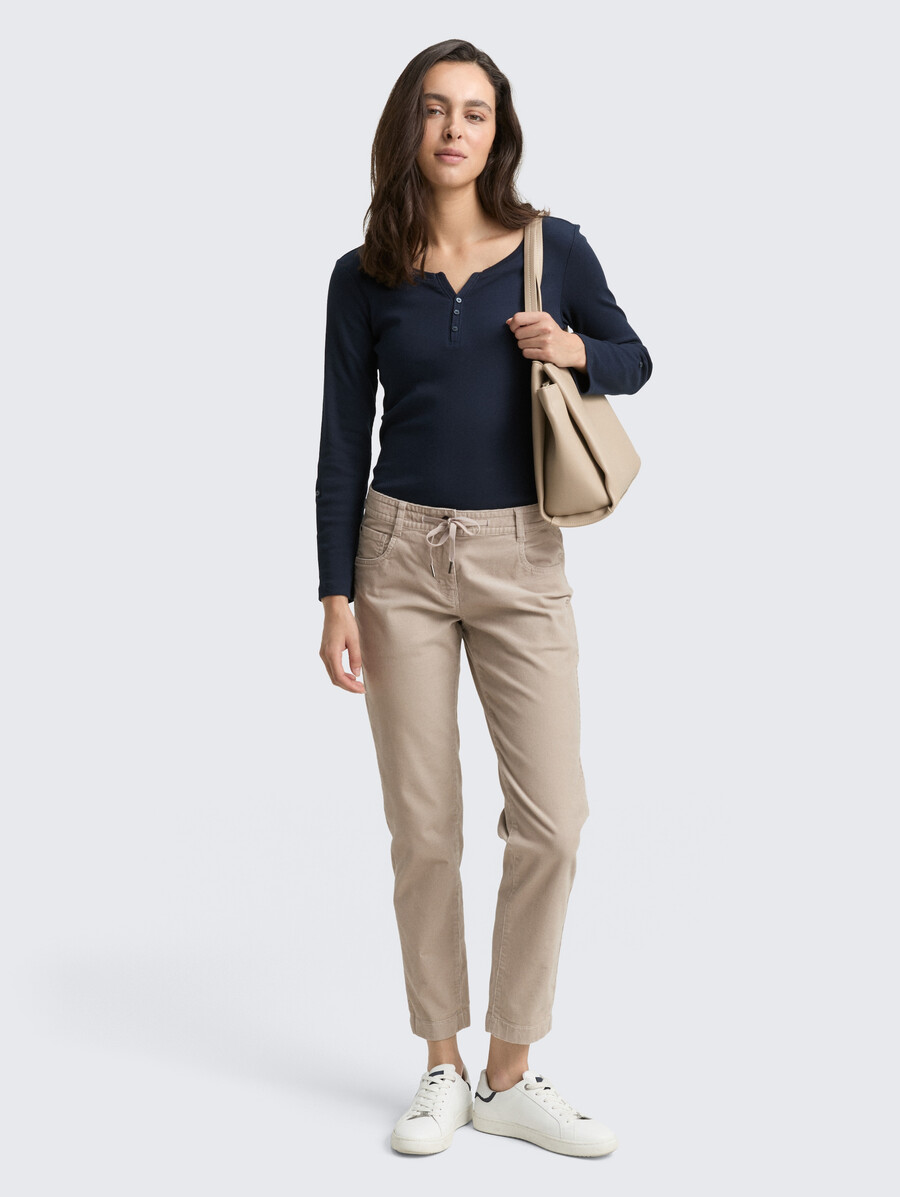 schmal zulaufende locker sitzende cordhose