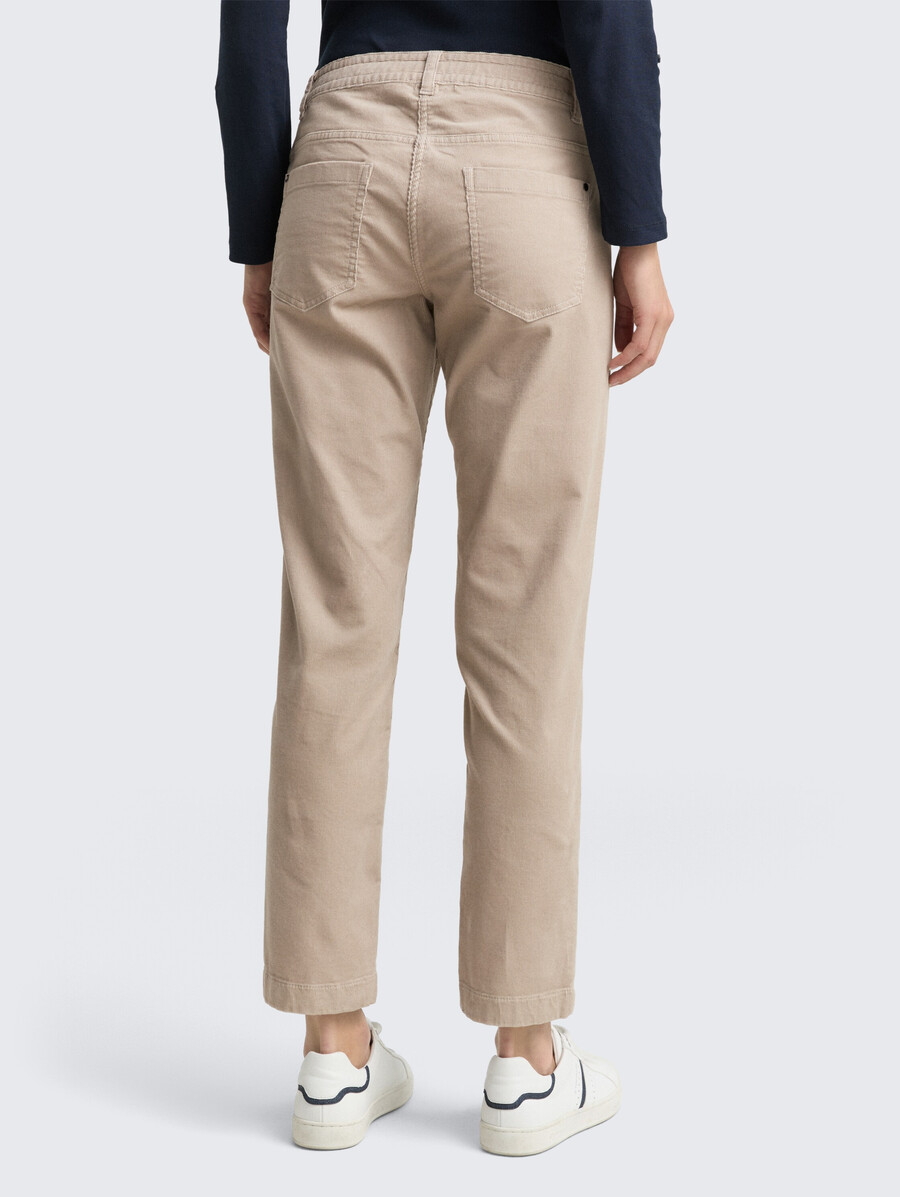 schmal zulaufende locker sitzende cordhose