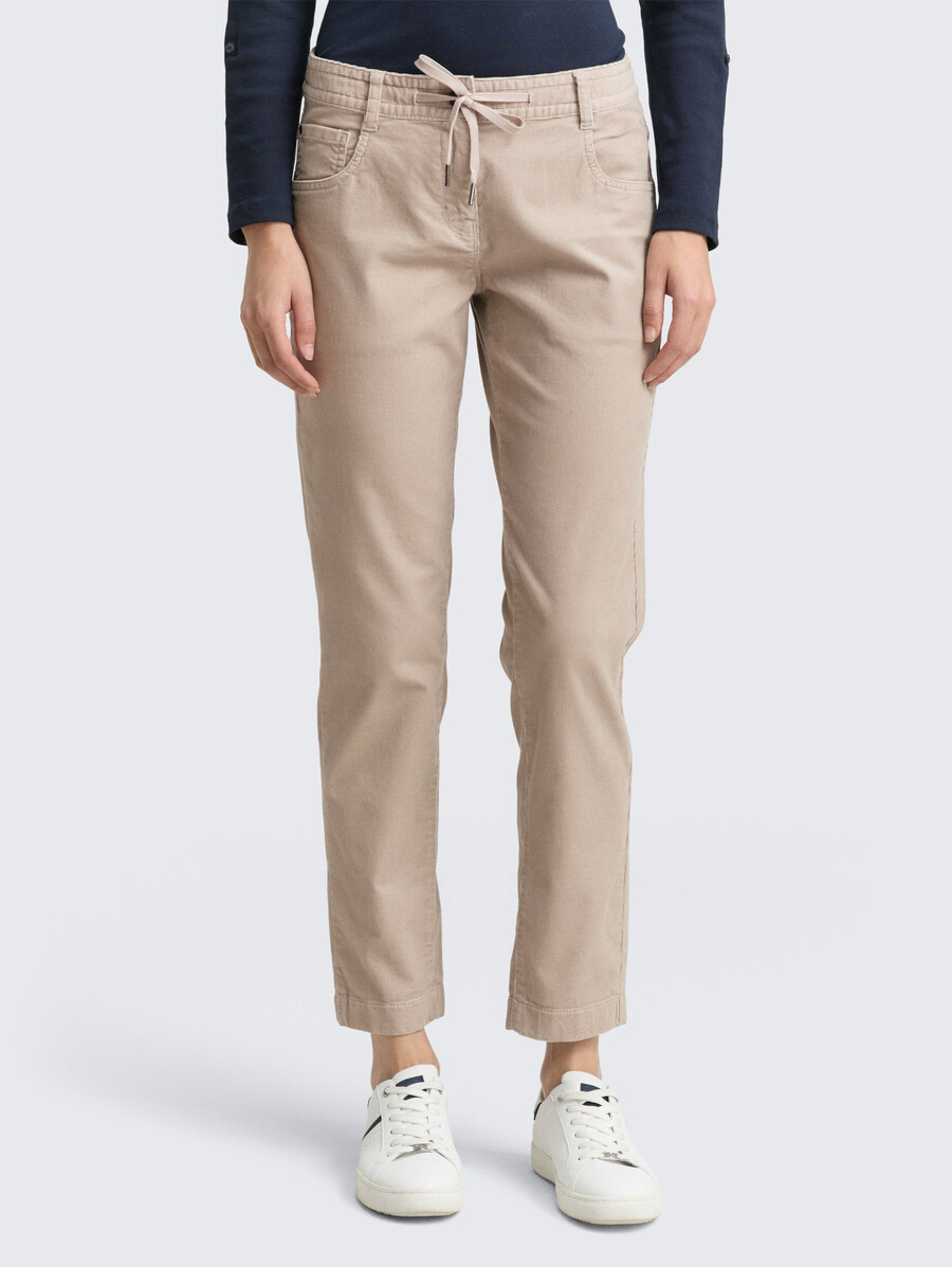 schmal zulaufende locker sitzende cordhose