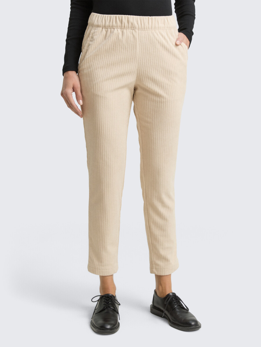 locker sitzende schmal geschnittene cordhose